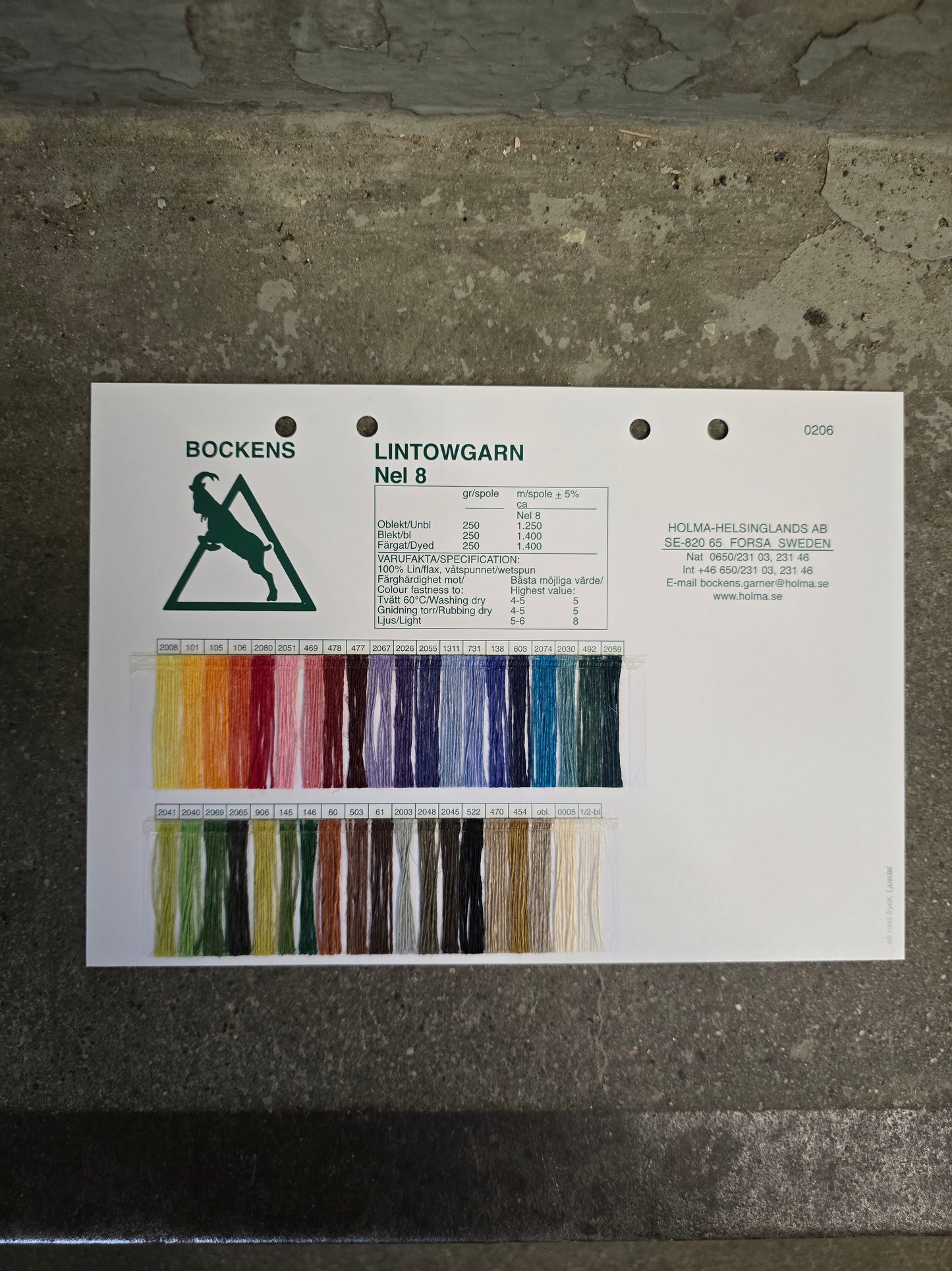 Separata färgkartor på alla våra garner.