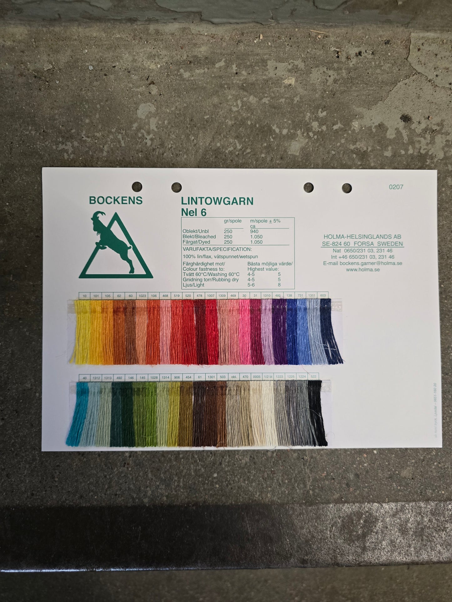 Separata färgkartor på alla våra garner.