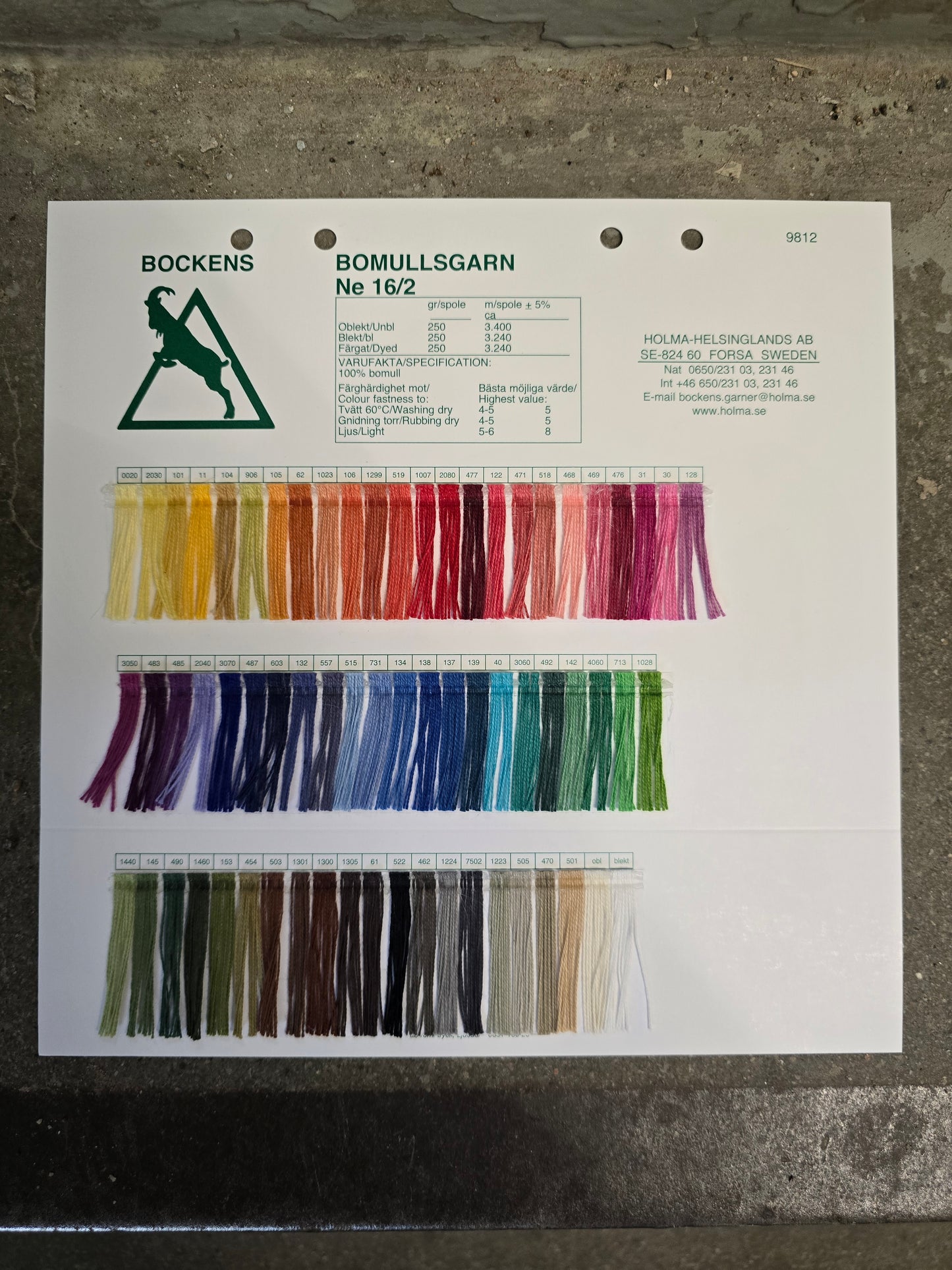 Separata färgkartor på alla våra garner.