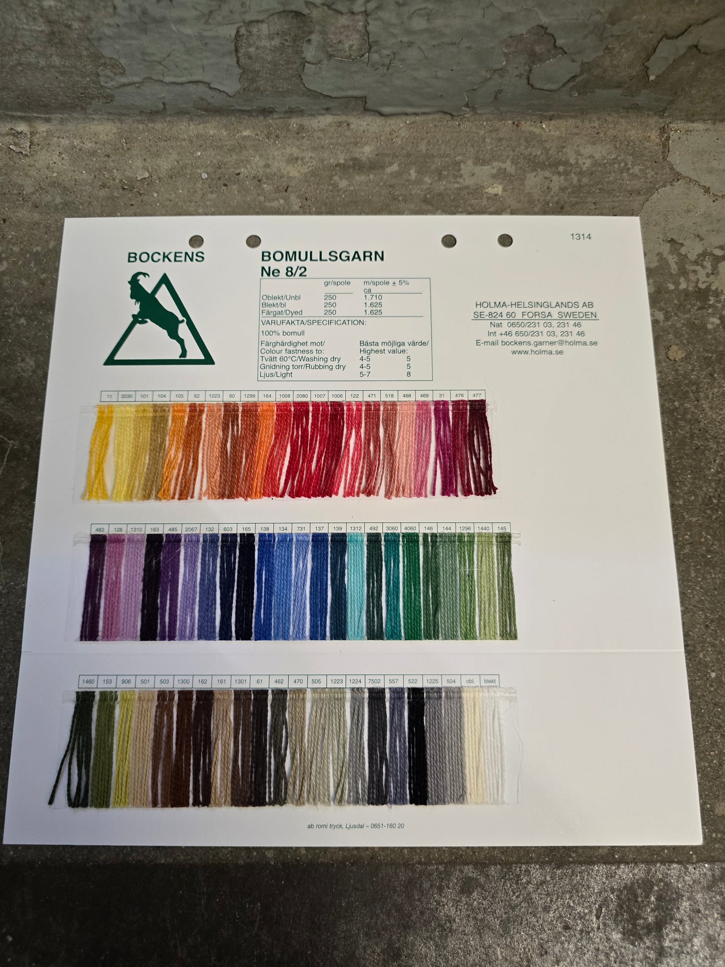 Separata färgkartor på alla våra garner.