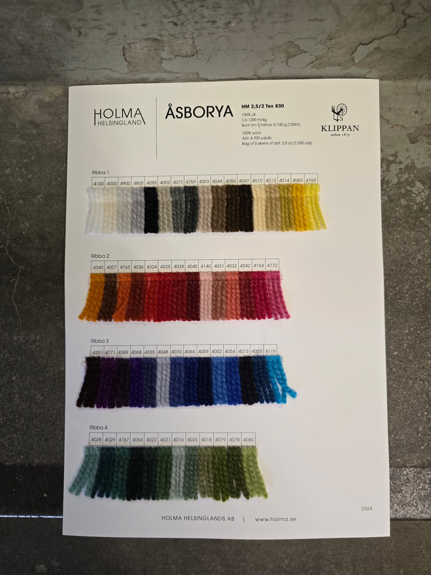 Separata färgkartor på alla våra garner.