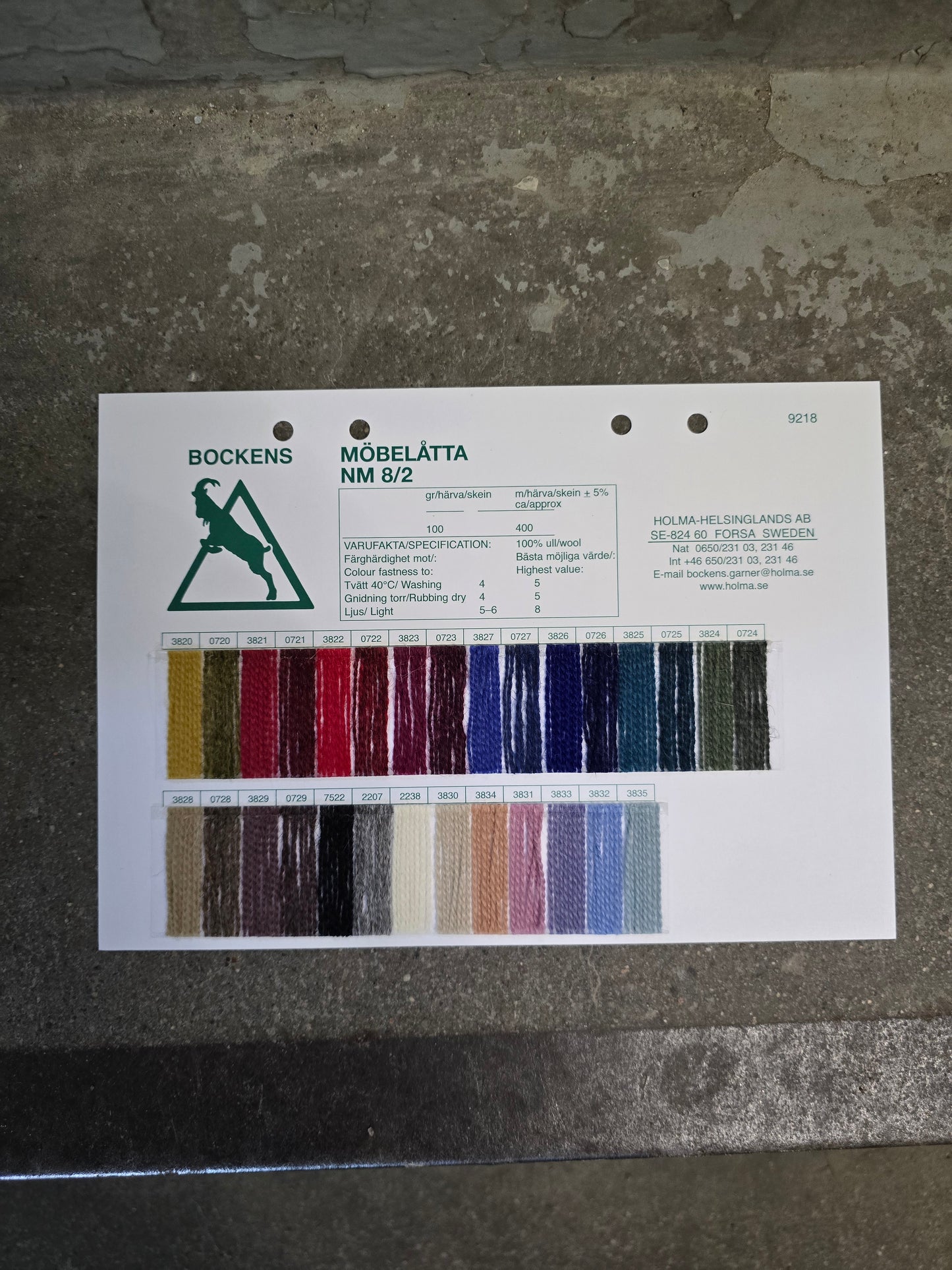 Separata färgkartor på alla våra garner.