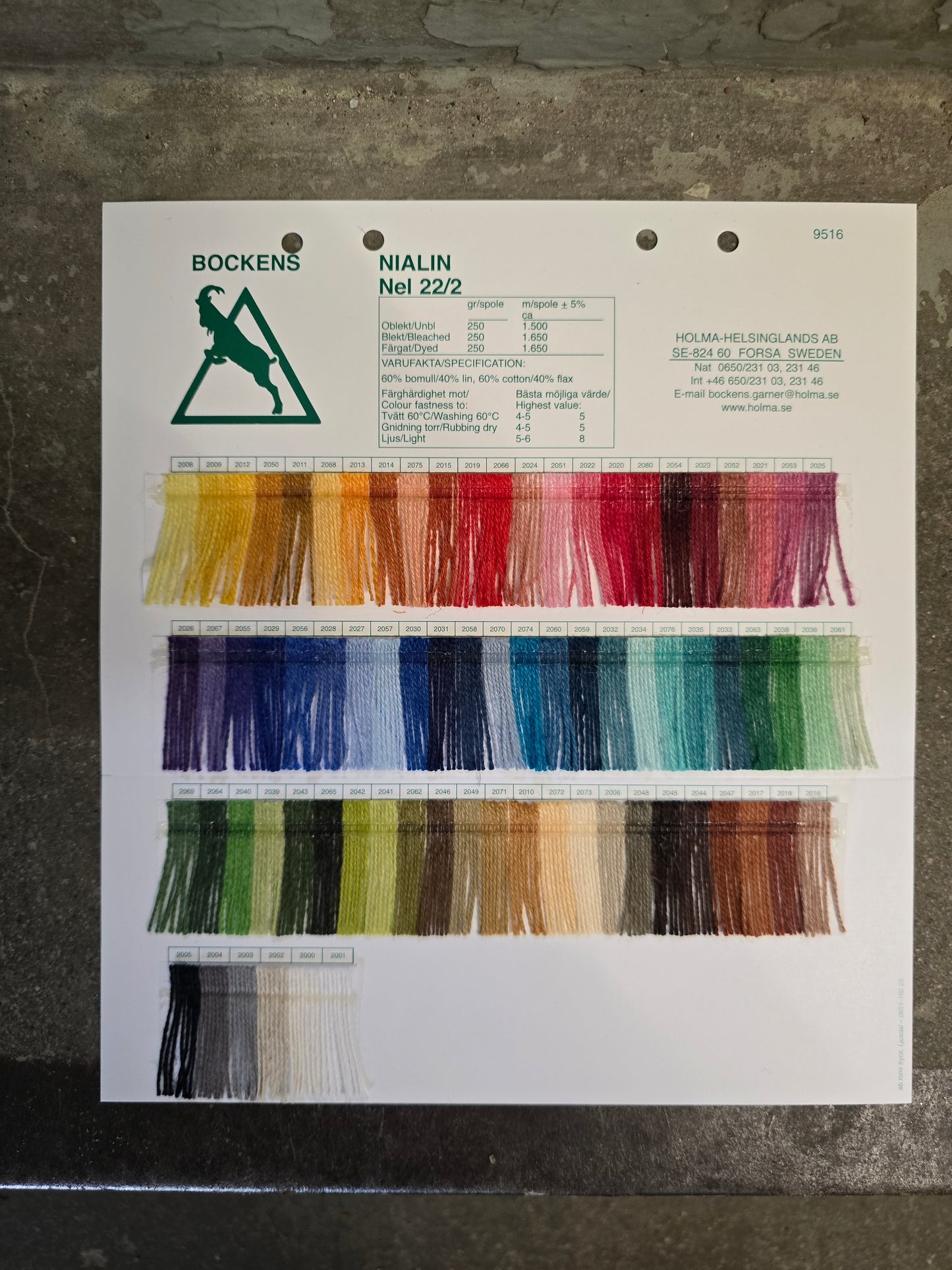 Separata färgkartor på alla våra garner.