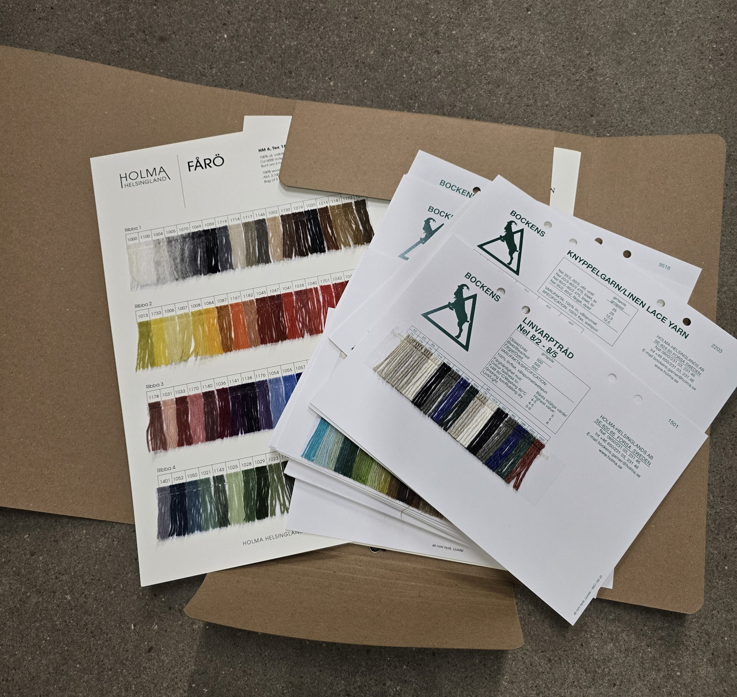 Pärm med färgkartor på alla våra garner.